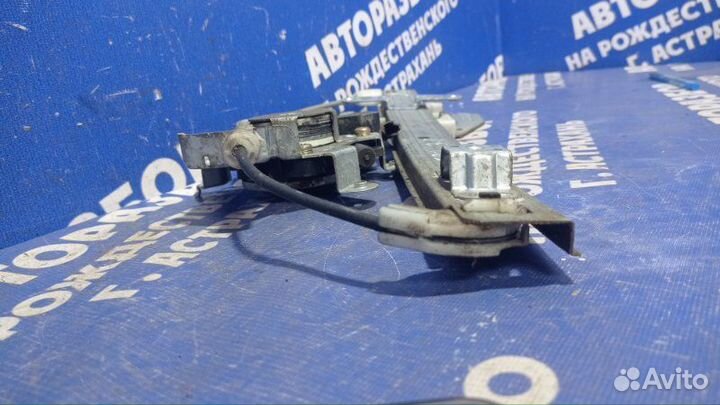 Задний правый стеклоподъемник Nissan X-Trail T30