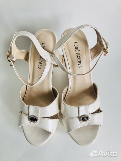 Летние босоножки и платье