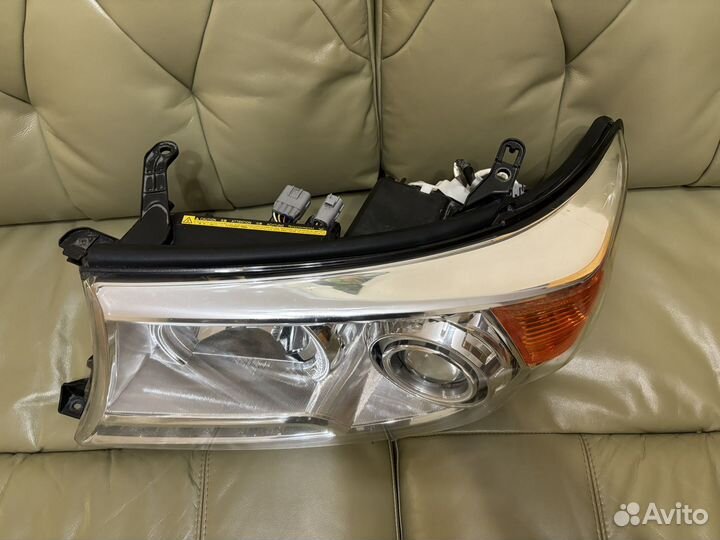 Фара Toyota Land Cruiser 200