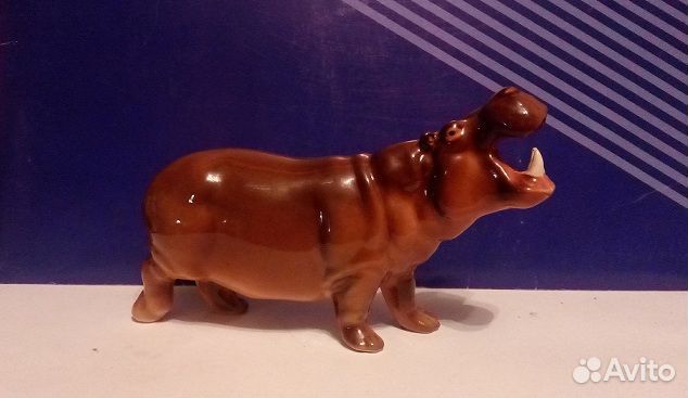 Бегемот стоящий