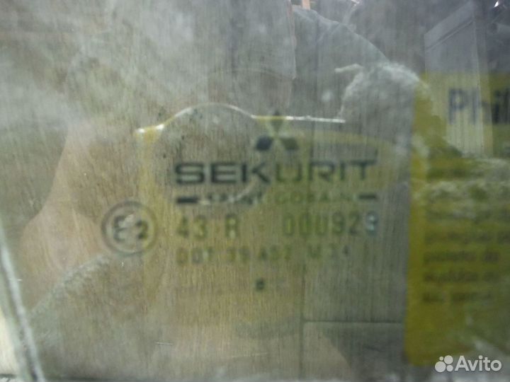 Стекло двери передней правой Mitsubishi Carisma