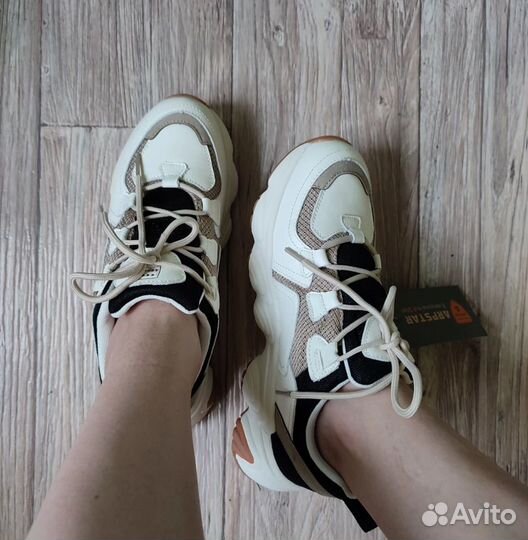 Кроссовки женские