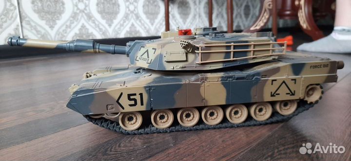 Танк,и машина мерседес