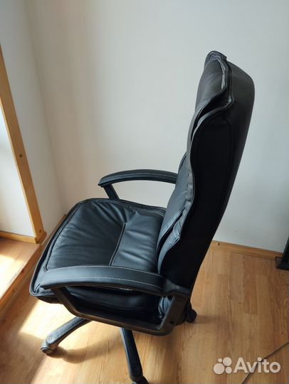 Офисное кожаное кресло