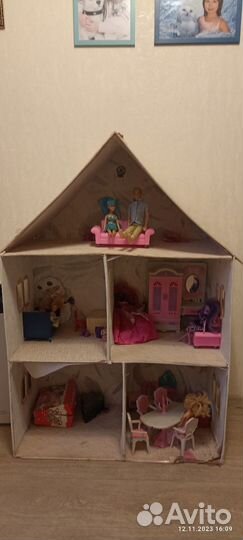 Большой кукольный домик с мебелью