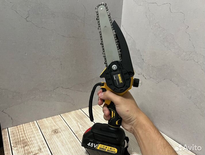 Цепная мини пила Dewalt сучкорез