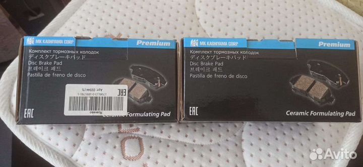 Комплект оригинальных тормозных колодок (Япония)