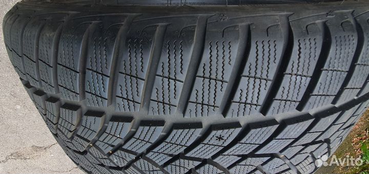 Goodyear UltraGrip Performance+ SUV 295/35 R21 107V