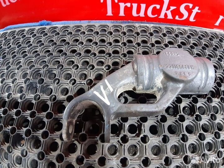 Кронштейн амортизатора переднего левый