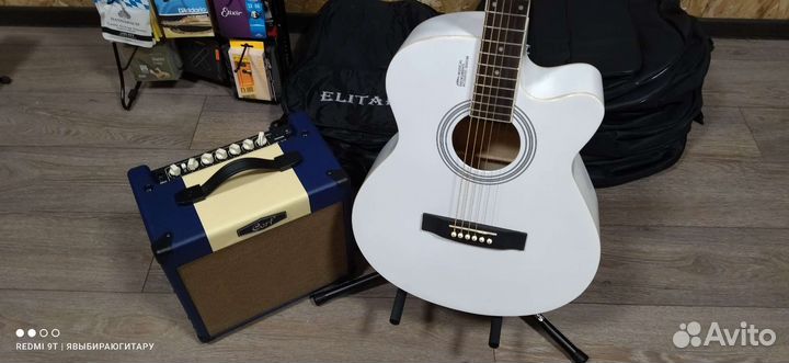 Электроакустическая гитара с комбоусилителем