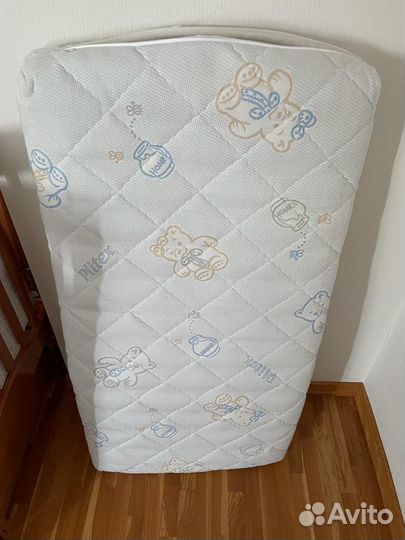 Детская кровать с маятником и матрасом