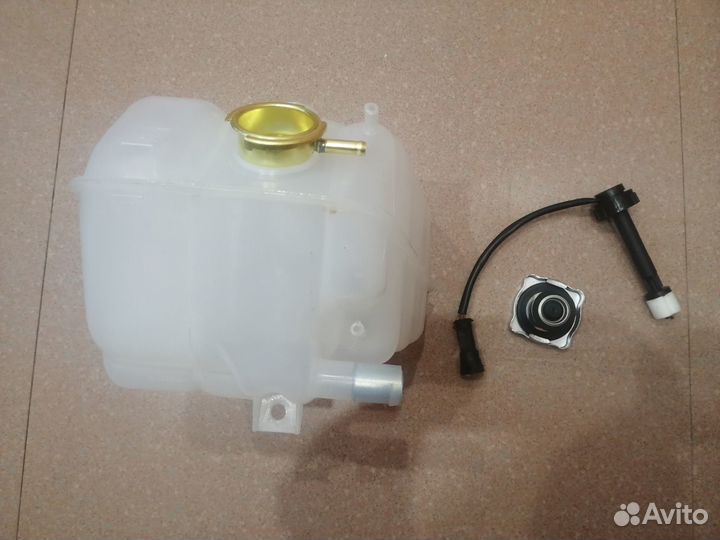 Бак радиатора с датчиком F066874 John Deere