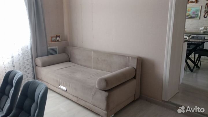 Диван и люстра