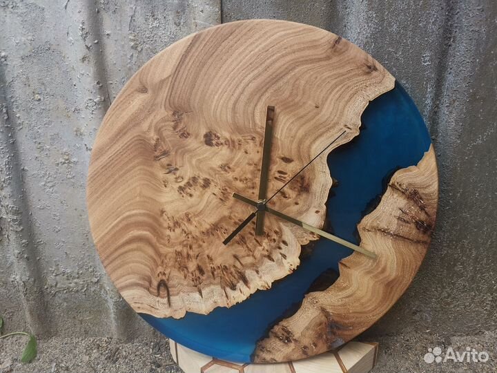 В наличии настенные часы река из слэба и смолы