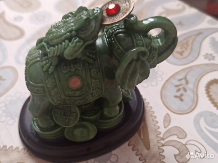 Статуэтка из нефрита слон с жабой