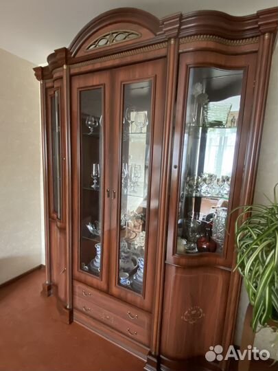 Шкаф-витрина