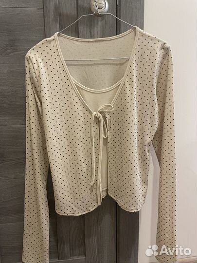 Бежевая кофточка в горошек