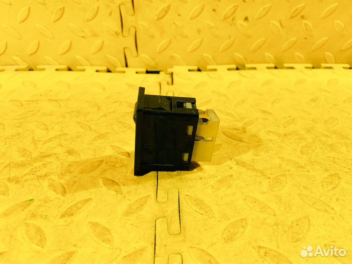 Кнопка обогрева зад.стекла Toyota Camry CV20 SV20