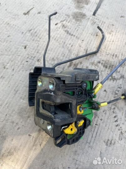 Замок двери передний левый Kia Rio 3/Solaris