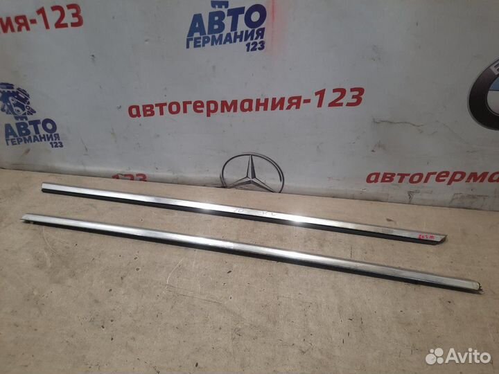 Молдинг стекла передний Mercedes E250 C207 271.860