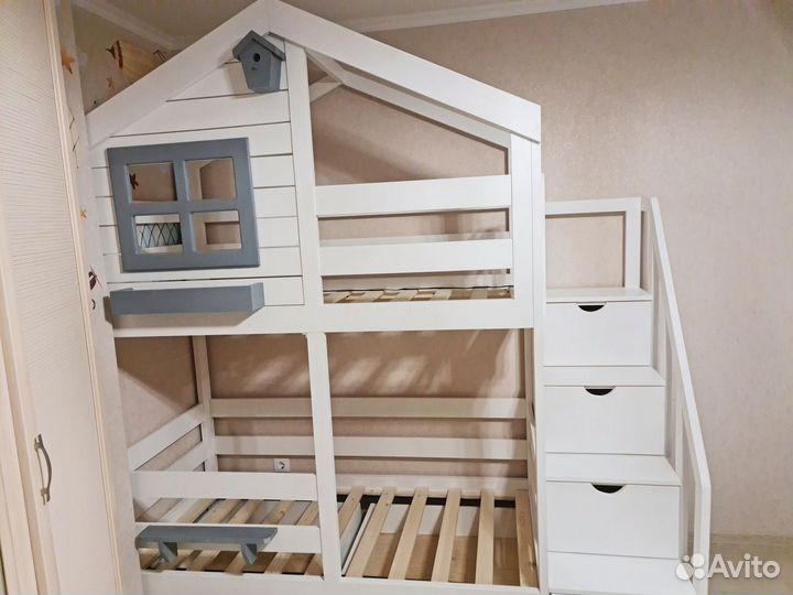 Двухъярусная кровать домик