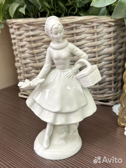 Фарфоровая статуэтка