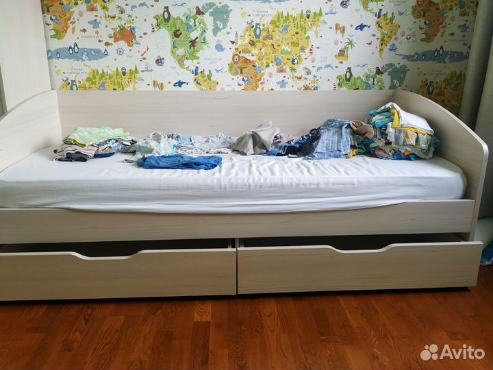 Детская кровать с матрасом и шкаф