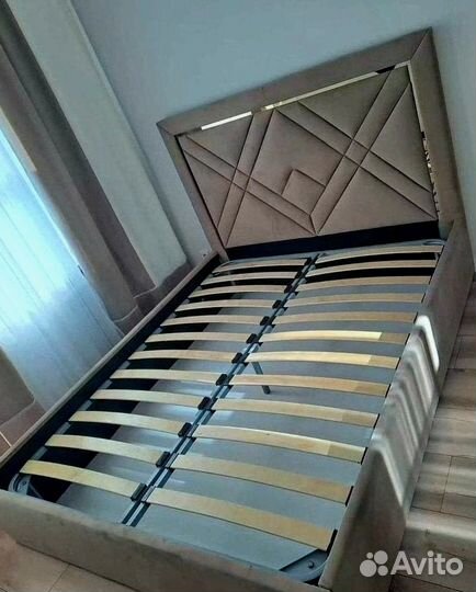 Белая кровать