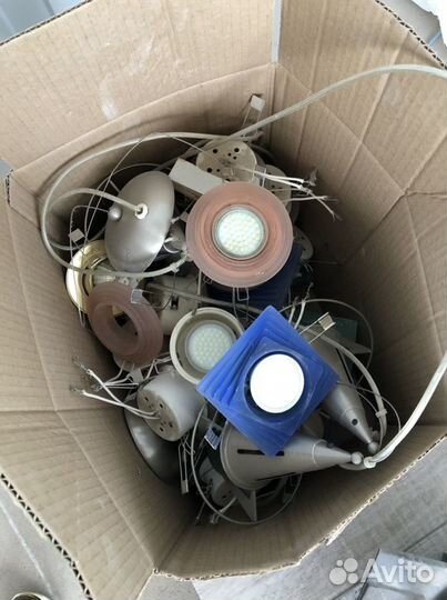 Продаю точечные светильники