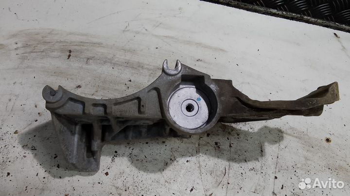 Кронштейн генератора Renault Megane 3