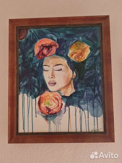 Девушка в пионовидных розах