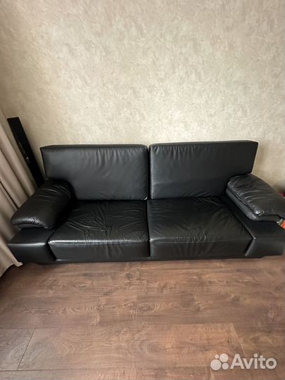 Кожаный диван