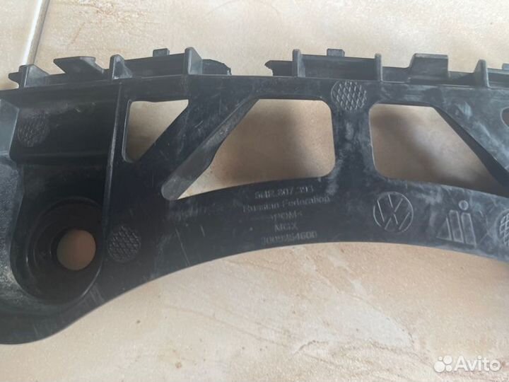 Кронштейн заднего бампера задний левый Volkswagen