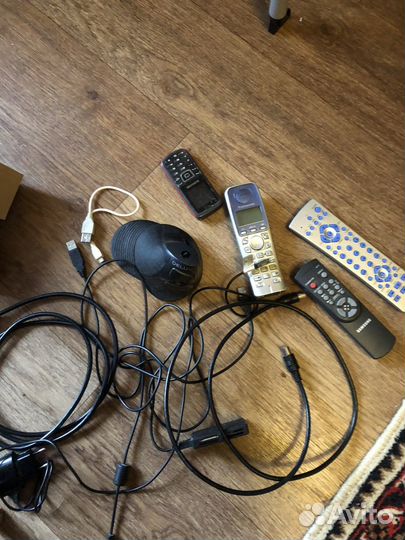 Отдам мешок шнуров, пультов, модем