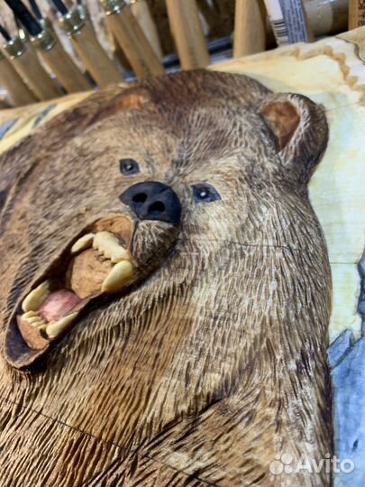 Резное панно из дерева