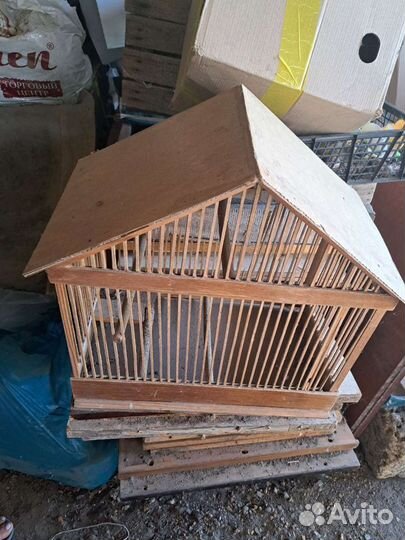 Деревянная клетка для птиц