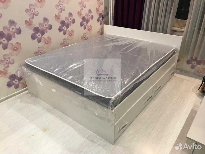 Кровать с ящиками и матрасом