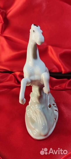 Статуэтка фарфоровая 
