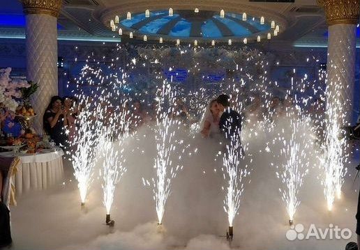 Тяжелый дым и холодные фонтаны, пирамида из шампан