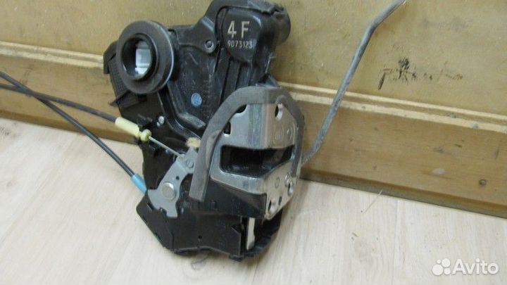 Замок двери передней правой Toyota Rav 4 2006-2013