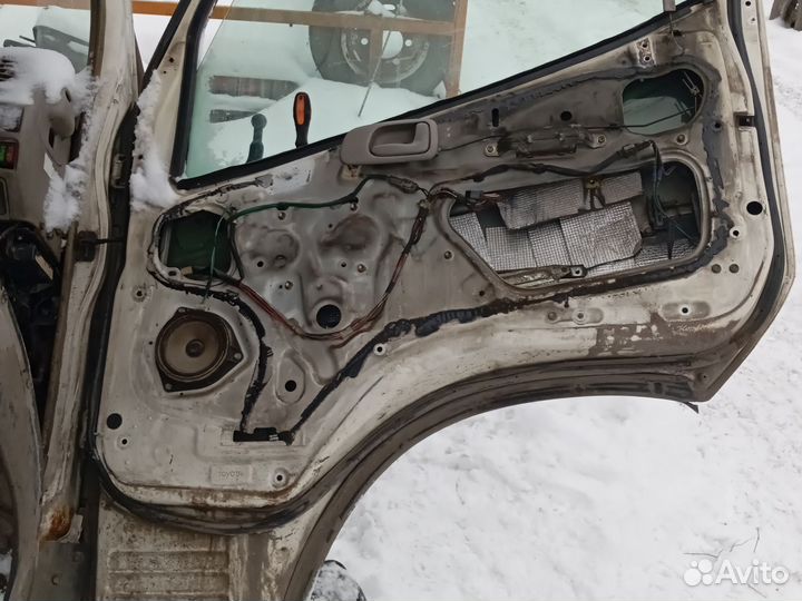 Продам дверь Hino Dutro