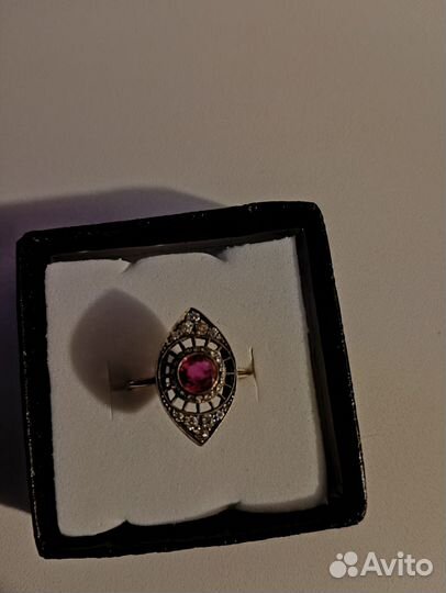 Золотое кольцо с бриллиантом