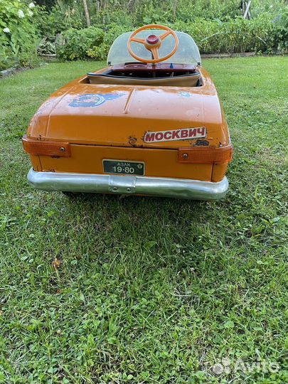 Детский педальный москвич