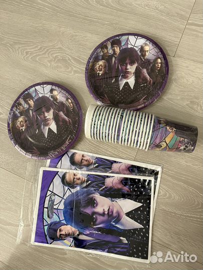 Тарелки, стаканы и пакеты на праздник уэнсдей