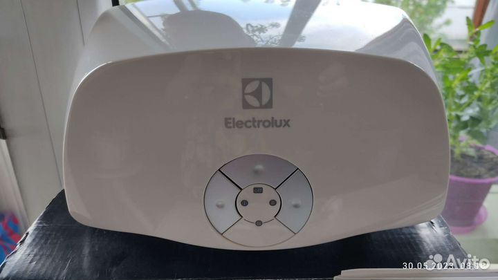 Водонагреватель электрический проточ. с душем новы