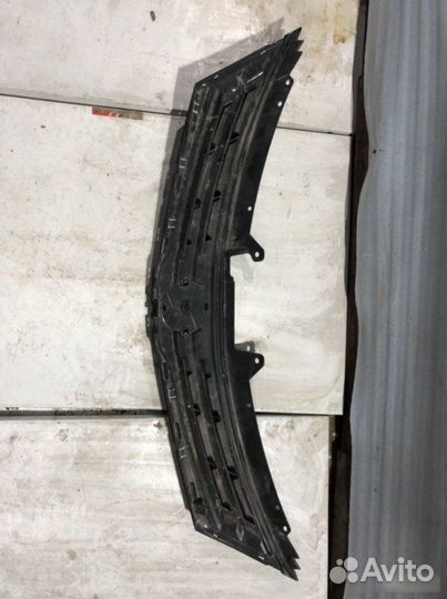 Решетка радиатора Nissan Tiida