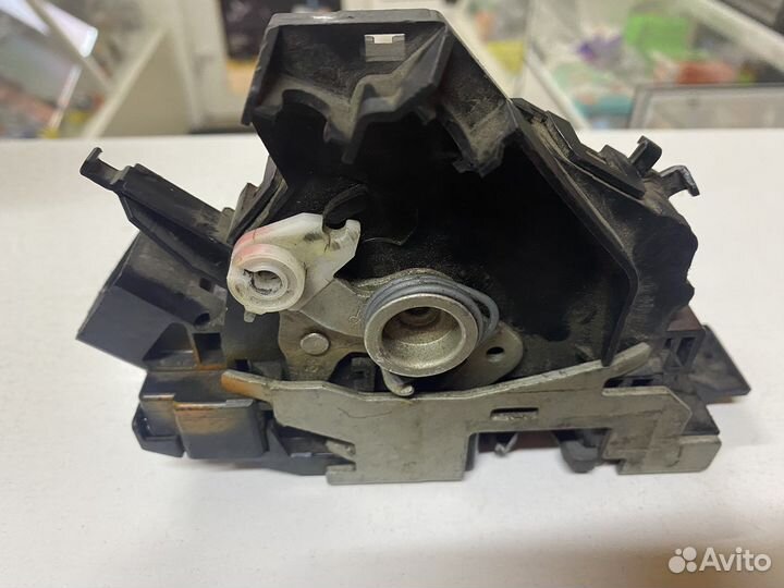 Замок двери передней правой Ford