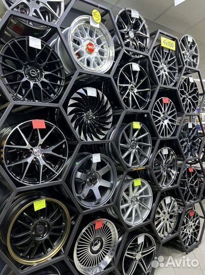 Литой диск Volk R17 8.0 4*100 ET35 d73.1