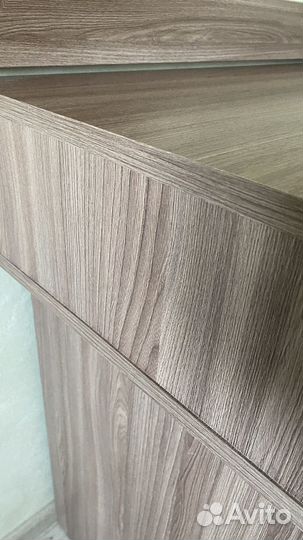 Туалетный столик с зеркалом