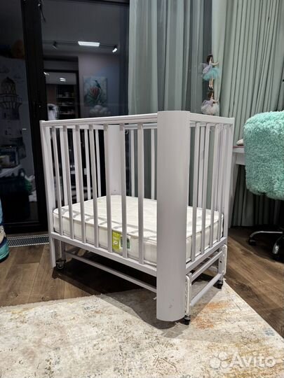 Детская кроватка с маятником